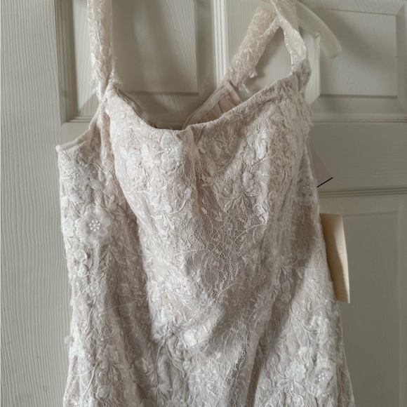 Elegant Lace Sleeveless wedding dress - Picture 11 of 15